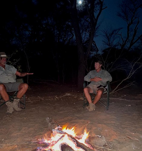 Camp Fire im Acacia Camp