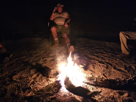 Abends am Lagerfeuer, Hwange National Park