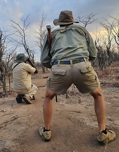 Auf der Suche nach Raubkatzen, Fusspirsch im Hwange Park