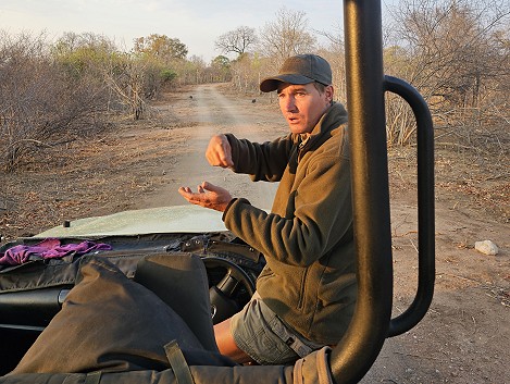 Frühpirsch mit Adam Jones im Hwange National Park