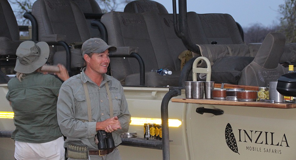 Sundowner im Hwange Park, Adam Jones