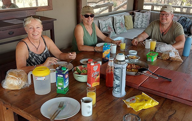 Vorbereitung für das Frühstück, Kapula South Camp