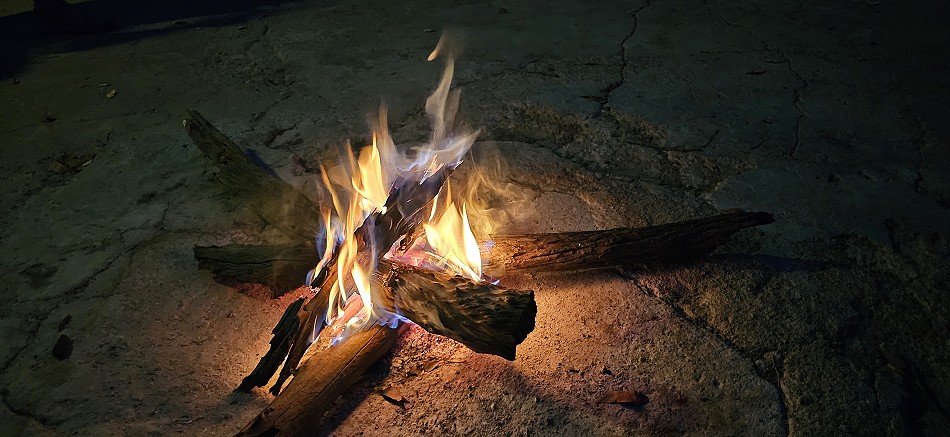 Camp fire Kapula South Camp