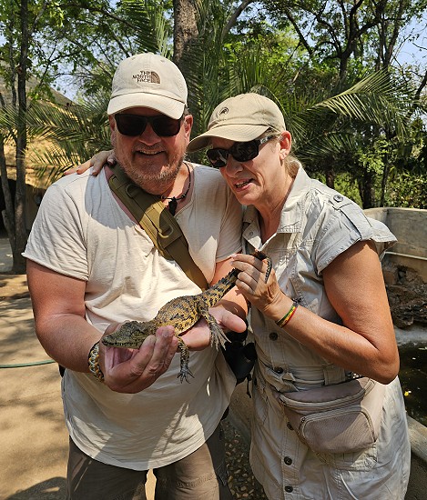 Ein Krokodil in der Hand, Crocodile Park - Victoria Falls