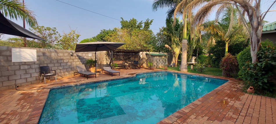 Pool, Dzimbahwe Guest House und Lodge - Victoria Falls