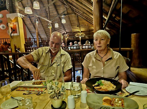 Dinner im Makuwakuwa Restaurant, Victoria Falls Safari Lodge