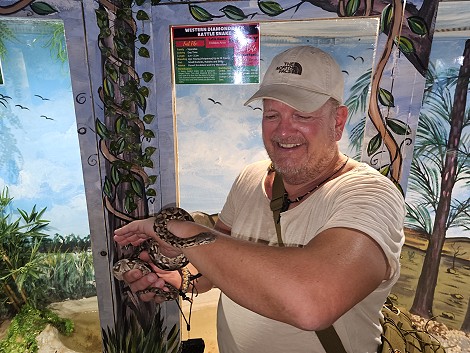 Peter mit einer Madagascar Dumeril Boa, Crocodile Park - Victoria Falls
