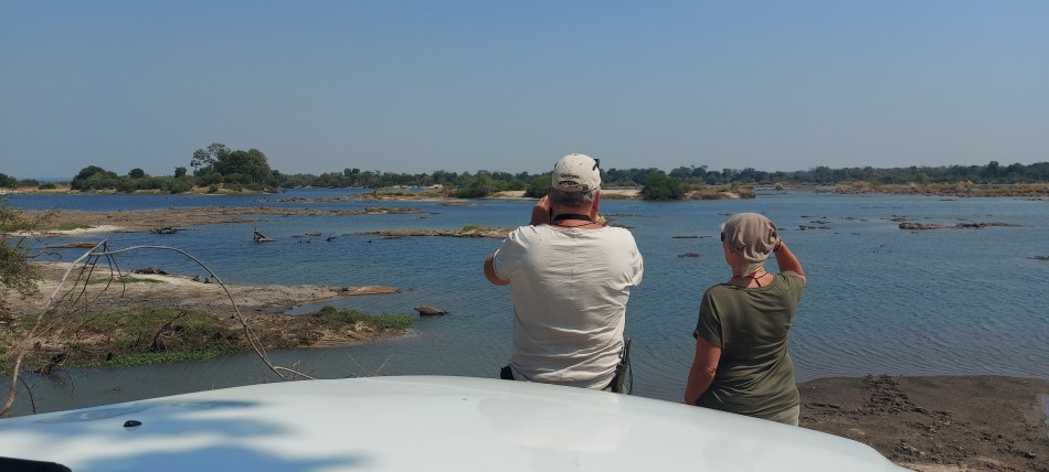 am Ufer des Zambesi Flusses