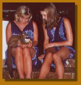 Petra und jenny mit einem Bushbaby, Boko Boko