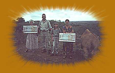 Spendenübergabe an Daphne und Jill Sheldrick, neben uns Nashorn Magnum