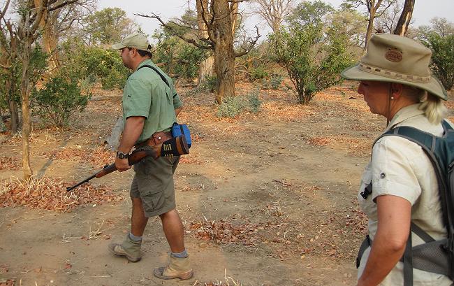 Ruckomechi bush walk / Mana Pools National Park