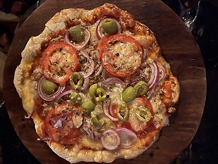 selbstgemachte Pizza im Amboseli Bush Camp