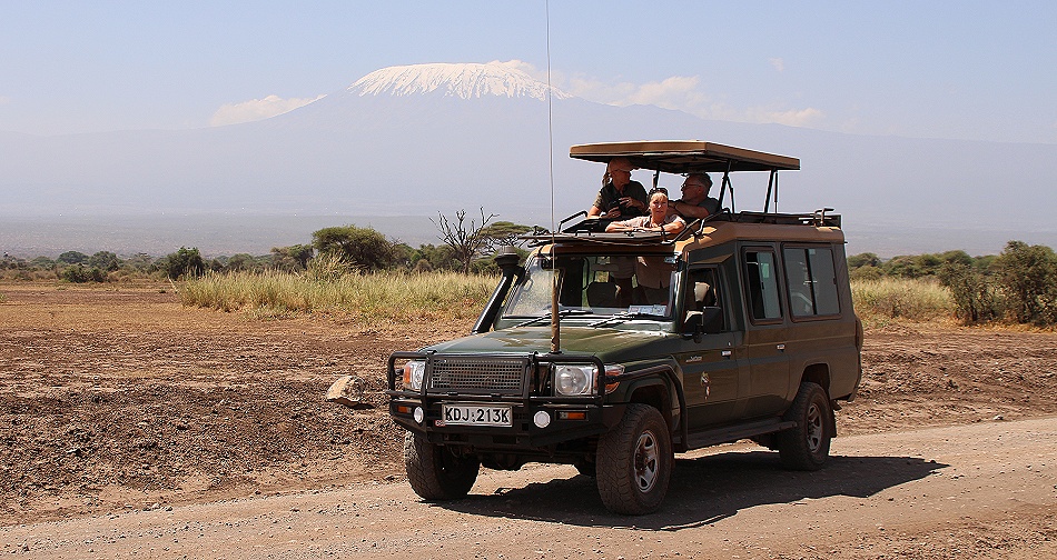 Wir im Land Crusier vor dem Kilimanjaro