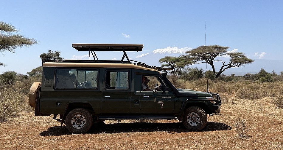 wir vor dem Kilimanjaro