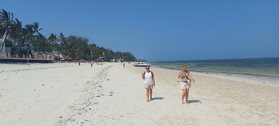 Eis im Yuls und Drinks im Ziwa, kleiner Abstecher an den Bamburui Beach - Kenya Nordküste