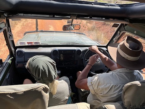 Petra und Jörg Reinecke unterwegs zum Lions Rock, Lumo Conservancy
