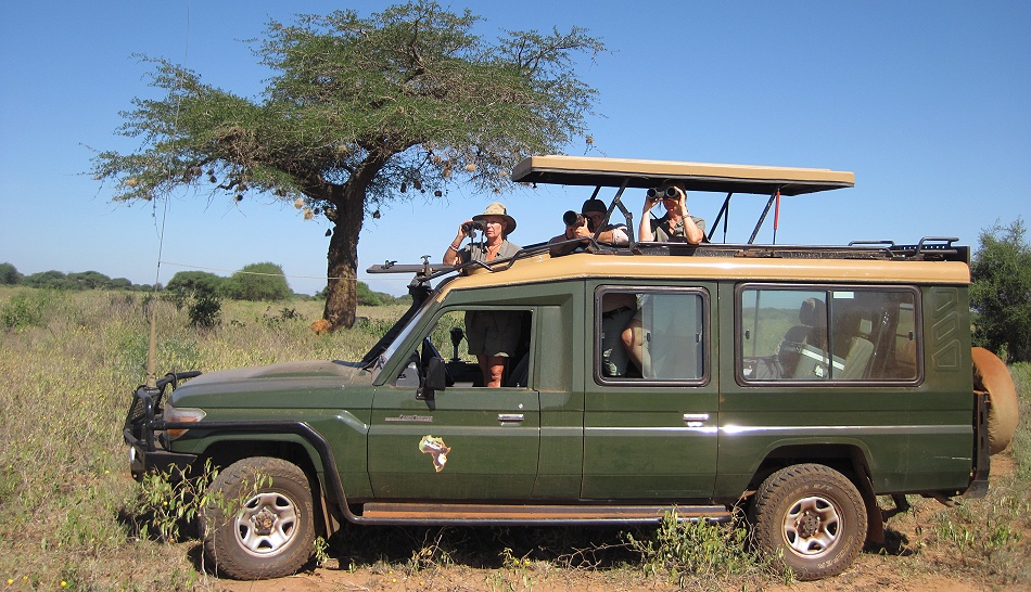 Jörg und Petra Reinecke mit Silke und Falk Witte auf Pirschfahrt im Lumo Conservancy