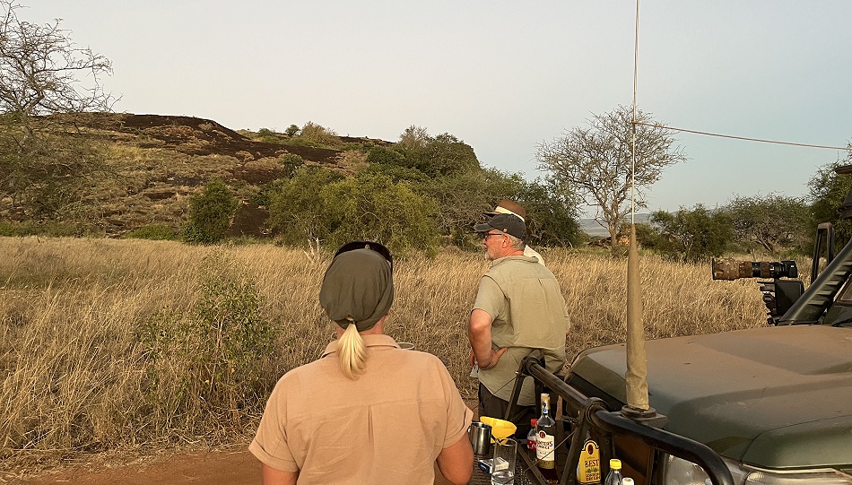 Sundowner am Lions Rock im Lumo Conservancy