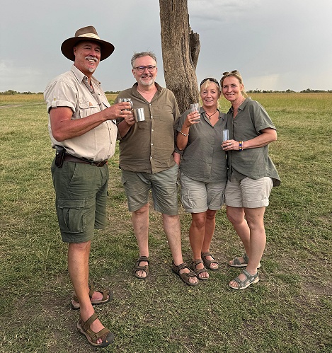 Sundowner mit Freunden in der Masai Mara