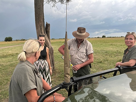 Sundowner mit Freunden in der Masai Mara
