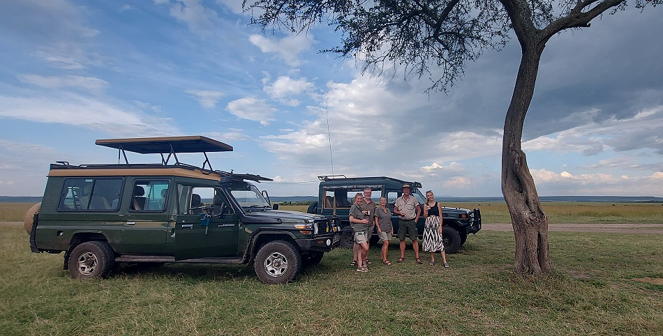 Sundowner mit Freunden in der Masai Mara
