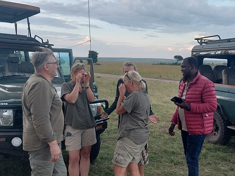 emotionaler Sundowner mit Freunden in der Masai Mara