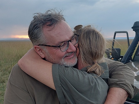 emotionaler Sundowner mit Freunden in der Masai Mara