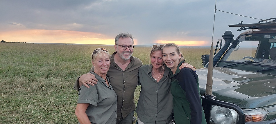 emotionaler Sundowner mit Freunden in der Masai Mara