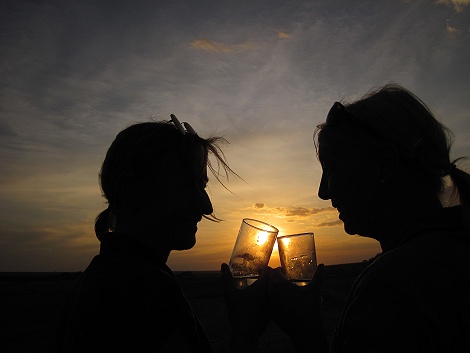 Sundowner in der Masai Mara, Silke Witte + Petra Reinecke
