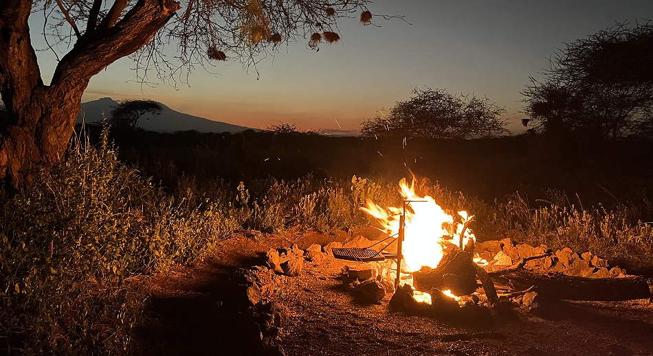 Selbstversorgung und Abendstimmung an den Kitani Bandas