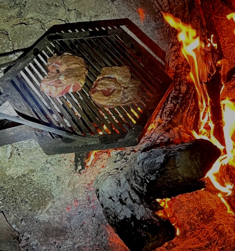 Selbstversorgung und Abendstimmung an den Kitani Bandas