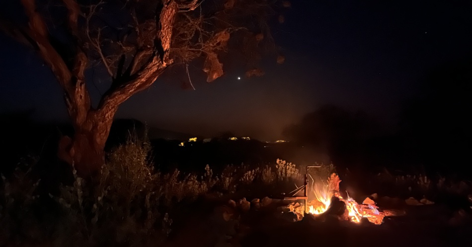 Selbstversorgung und Abendstimmung an den Kitani Bandas