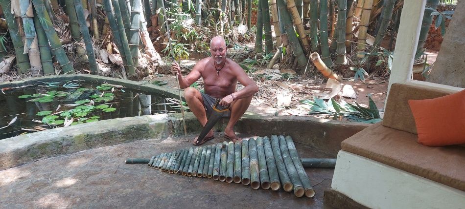 Wir bauen einen Weihnachtsbaum aus Bambus f&uuml;r das Boko Boko - Porini Restaurant