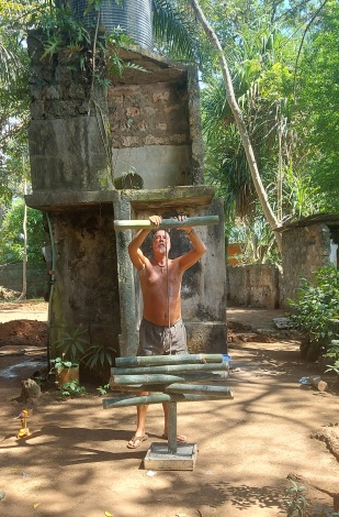Wir bauen einen Weihnachtsbaum aus Bambus f&uuml;r das Boko Boko - Porini Restaurant