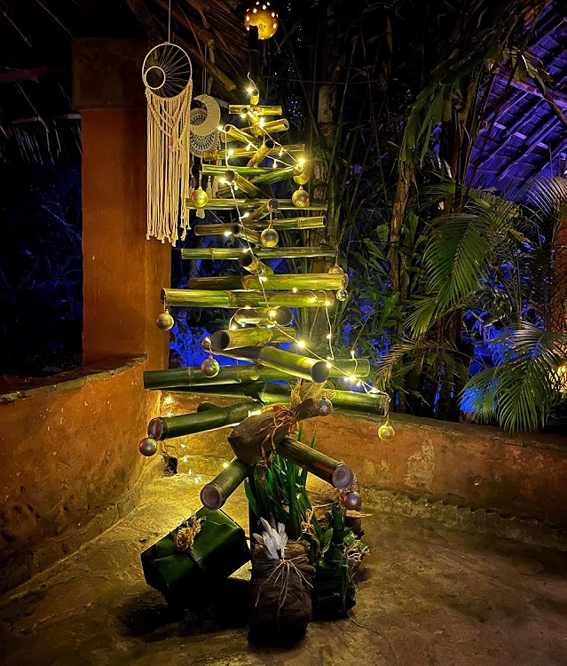 Wir bauen einen Weihnachtsbaum aus Bambus f&uuml;r das Boko Boko - Porini Restaurant
