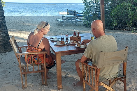 late Lunch am Kuruvitu Beach