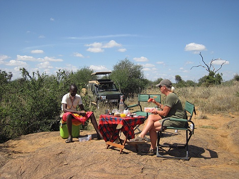 Buschfr&uuml;hst&uuml;ck im Revier der schwarzen Leoparden; Giza, Laikipia