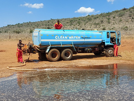 Wasserauff&uuml;llen am Soroi Lions Bluff Photo Hide - Lumo Conservancy
