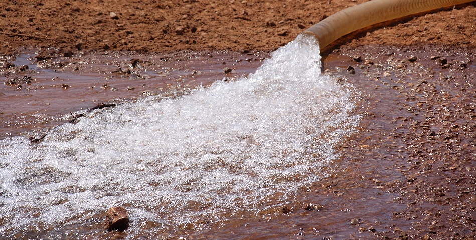 Wasserauff&uuml;llen am Soroi Lions Bluff Photo Hide - Lumo Conservancy
