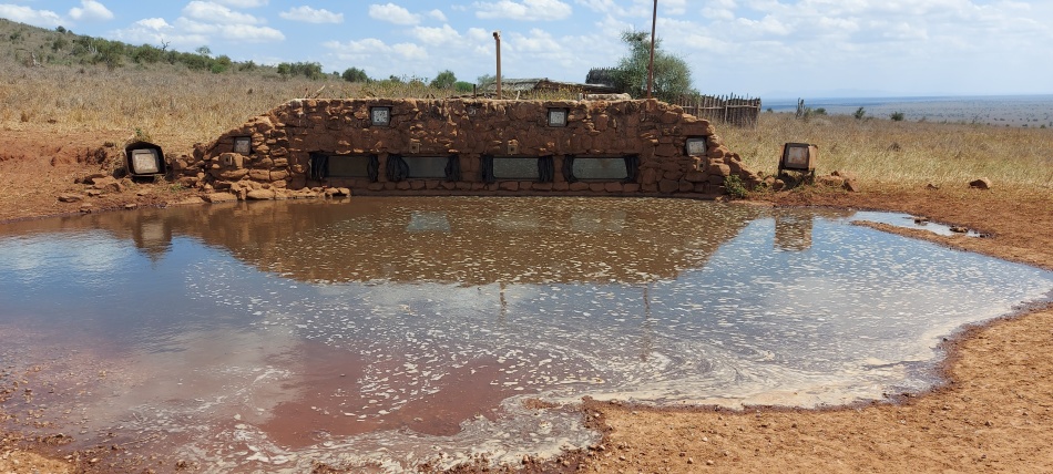 Wasserauff&uuml;llen am Soroi Lions Bluff Photo Hide - Lumo Conservancy
