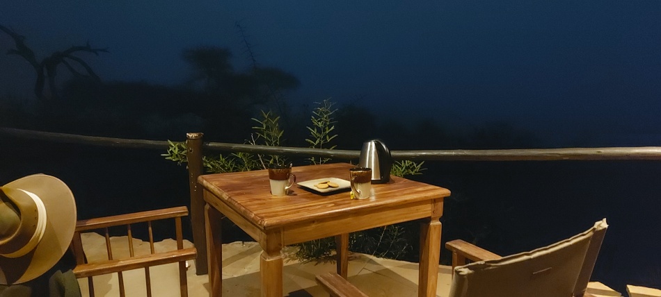 fr&uuml;hes Aufstehen, Kekse und Tee vor der Pirschfahrt; Leopards Lair Cottages