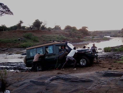 fr&uuml;h morgens festgefahren im Flussbett, Laikipia