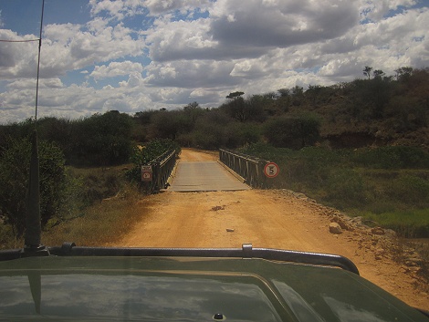 eine alte klapprige Br&uuml;cke in Laikipia