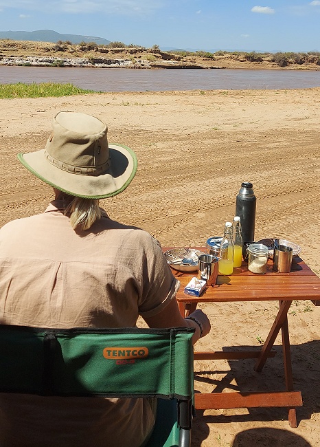 Busch-Fr&uuml;hst&uuml;ck am Ufer des Ewaso Ngiro
