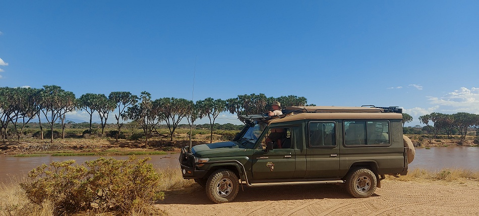 Game Drive am Ufer des Ewaso Ngiro