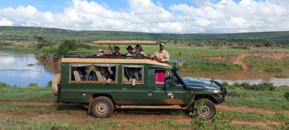 Das Team auf der Suche nach der schwarzen leopardin Giza