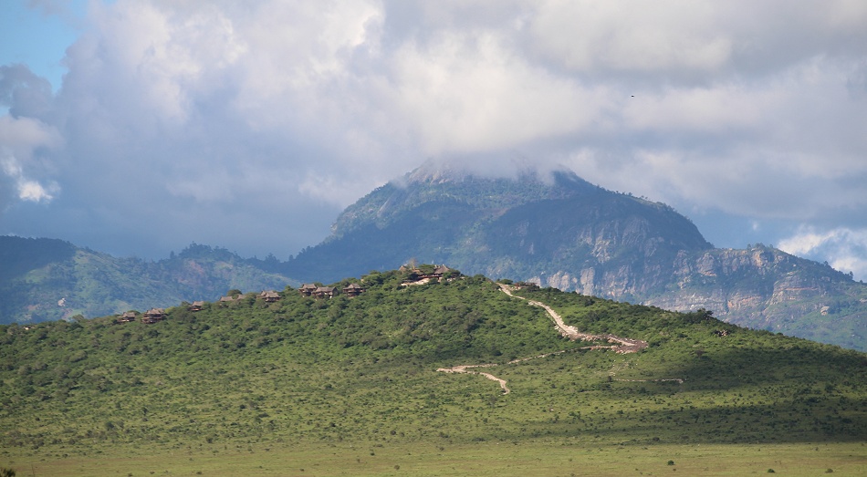 Auf der H&uuml;gelspitze liegt die Soroi Lions Bluff Lodge