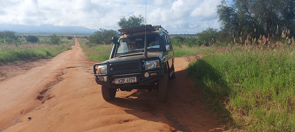 Auf Pirschfahrt im Lumo Conservancy